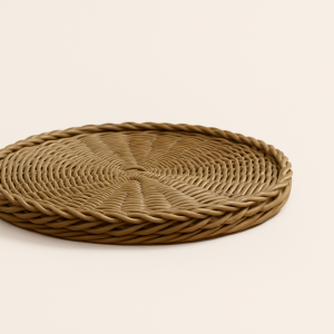 O Sousplat Redondo V0 é resistente, elegante e ideal para mesas postas. Compre o Sousplat Redondo V0 da La Oficina e transforme suas composições.